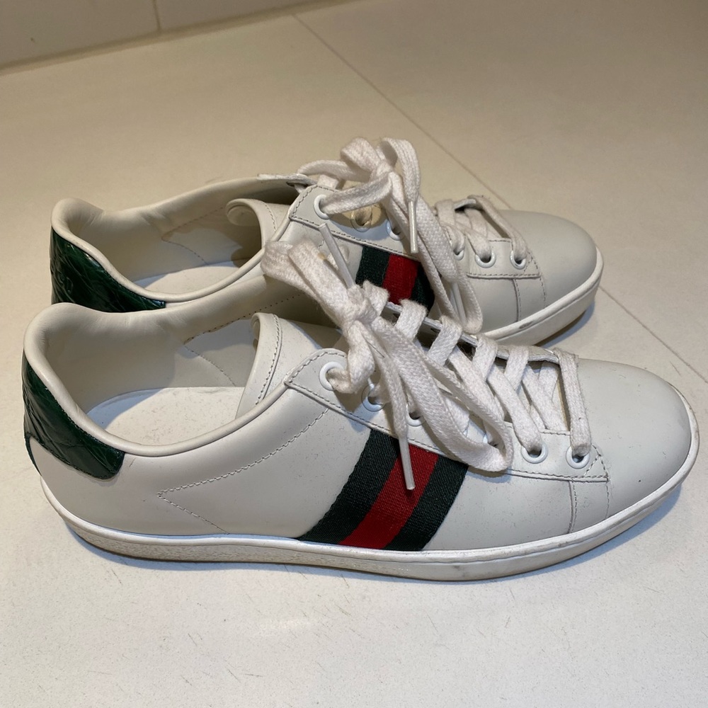 GUCCI 2021 leather sneaker w/ green alligator detail